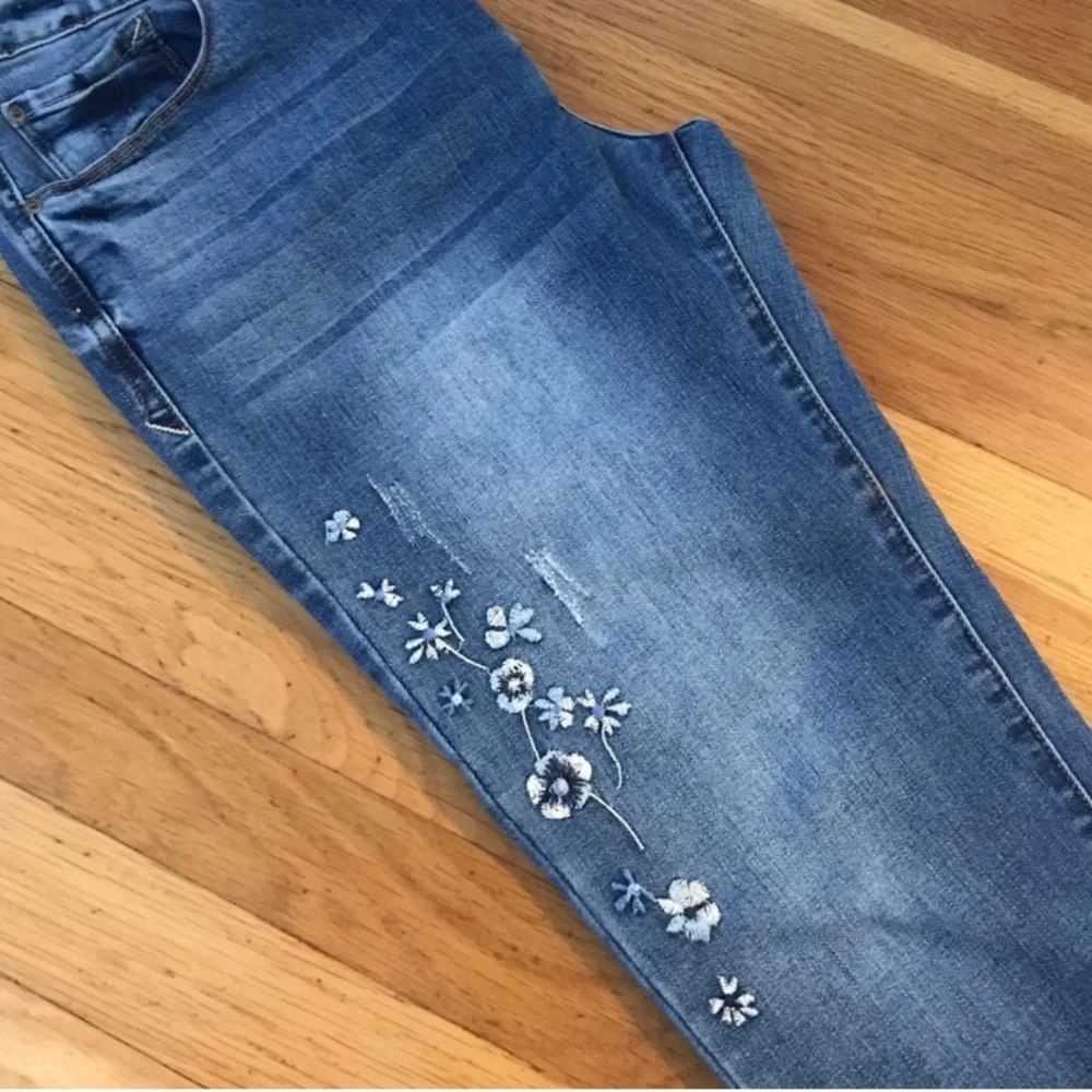 Boho KENSIE Jeans Cropped Floral Blue Embroidered Size 29